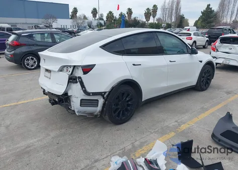 2022 Tesla Model Y Long Range Dual Motor All-Wheel Drive z USA, uszkodzony, nr VIN 7SAYGDEE1NF311104